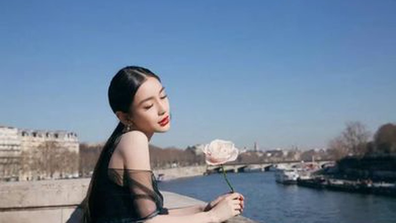 Angelababy素颜亮相直播间，自然状态引网友热议